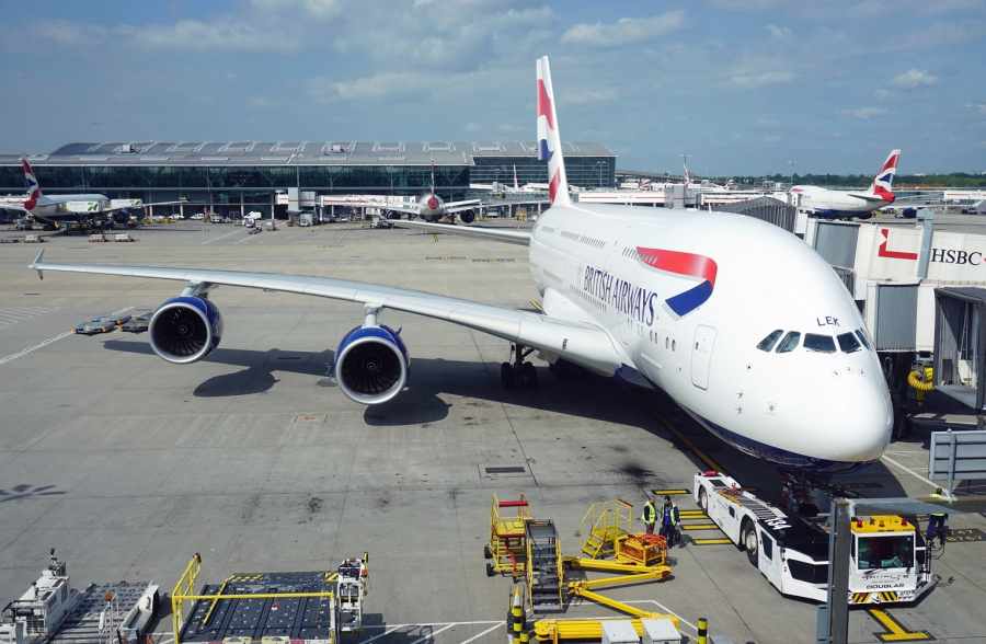 Samolot linii British Airways na lotnisku Heathrow w Londynie.
