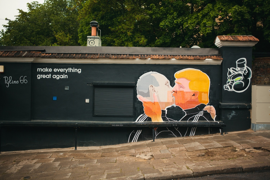 Mural przedstawiający Donalda Trumpa i Władimira Putina. Wilno, Litwa.