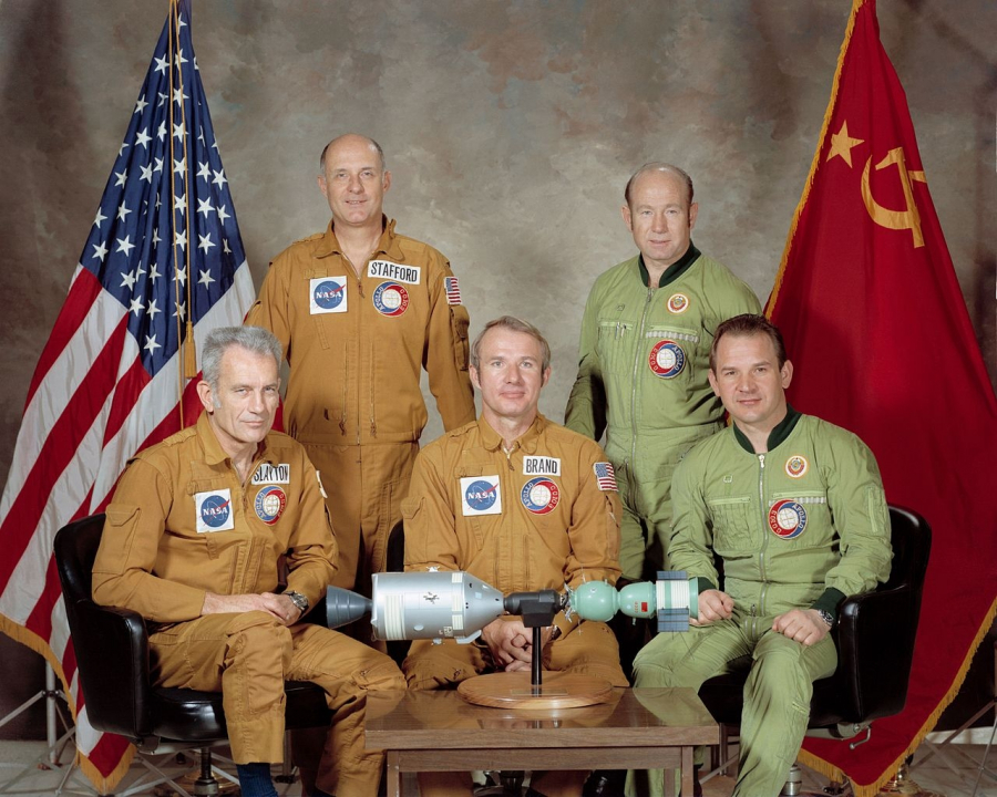 Załoga misji Sojuz-Apollo złożona z astronautów z USA i ZSRR.