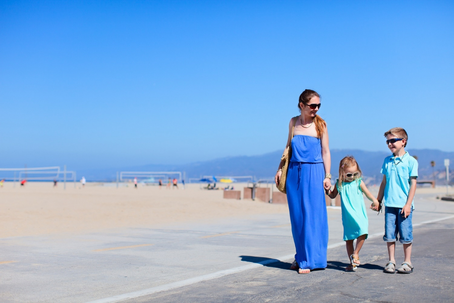 Matka z dziećmi na plaży w Santa Monica w stanie Kalifornia.