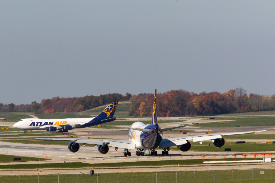Dwa Boeingi 747F linii Atlas Air na lotnisku Cincinatti.