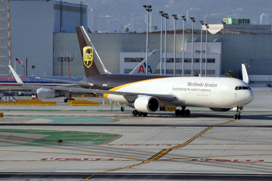 Boeing 767F należący do UPS kołuje na lotnisku w Los Angeles.