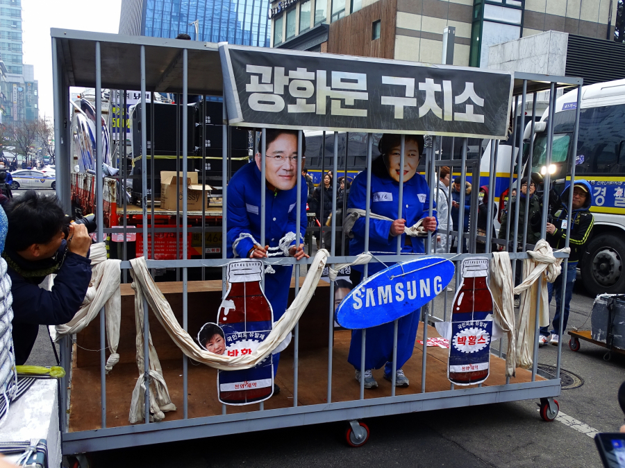 Protesty w Seulu wzwyające do ukarania prezydent Park Guen-hye i wiceprzewodniczącego zarządu Samsunga Jay'a Y. Lee