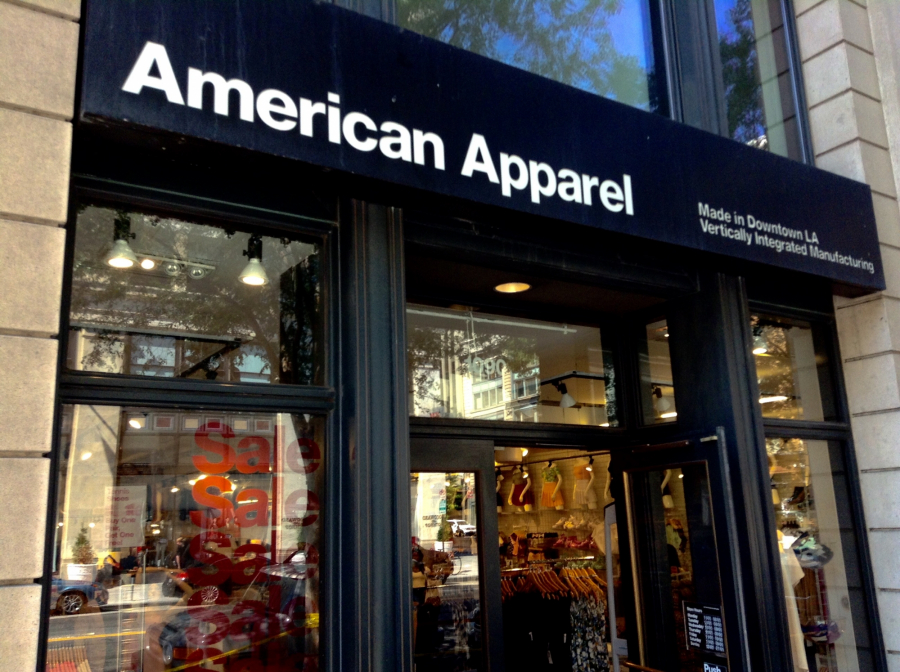 Sklep marki American Apparel z napisem informującym, że ubrania tej marki wyprodukowano w Los Angeles.
