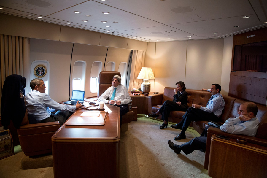 Prezydent Obama podczas spotkania ze swoimi współpracownikami na pokładzie Air Force One.