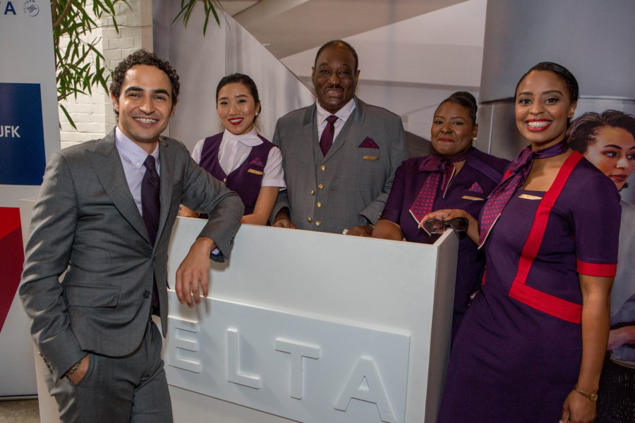 Pracownicy linii Delta Air Lines w nowych uniformach wraz z ich projektantem Zaciem Posenem (z lewej).