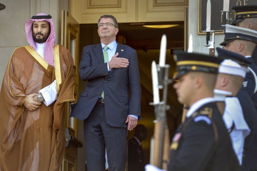 Książę Muhammed bin Salman i sekretarz obrony USA Ash Carter.