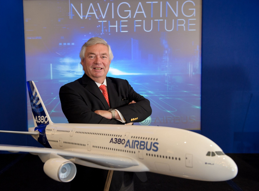 John Leahy przy modelu największego samolotu pasażerskiego Airbus A380.