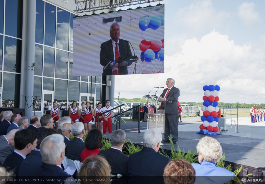 John Leahy występuje na ceremonii dostawy pierwszego samolotu zbudowanego w fabryce Airbusa w Mobile, Alabama.