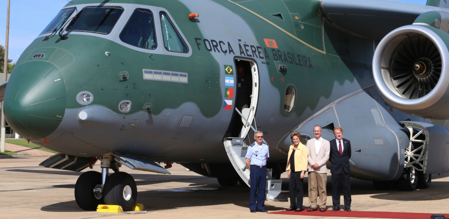 Ówczesna prezydent Brazylii Dilma Rouseff odwiedza nowy samolot transportowy Embraer KC-390 przekazany do Brazylijskich Sił Powietrznych.