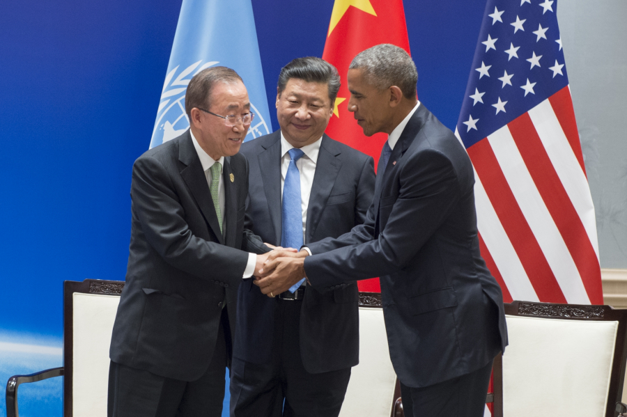 Prezydent Xi Jinping z Sekretarzem Generalnym Narodów Zjednoczonych oraz byłym prezydentem USA.