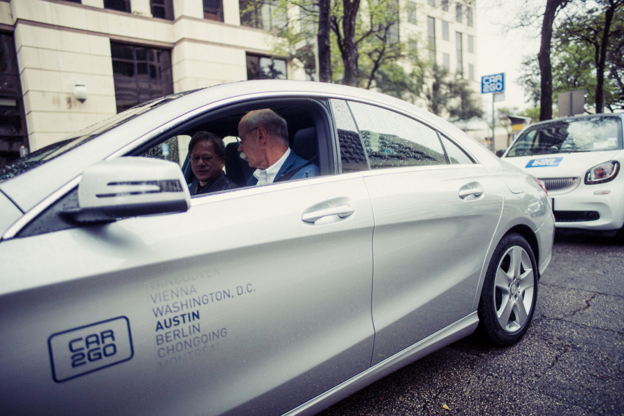 Dieter Zetche, CEO Daimlera prezentuje flotę Car2Go w Austin.