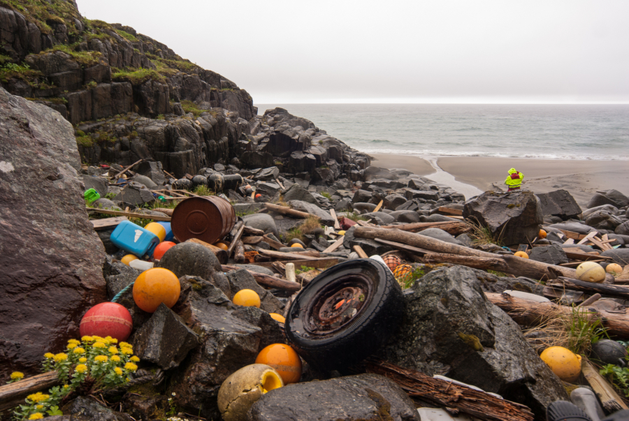 Śmieci na wybrzeżu w północnej Norwegii.